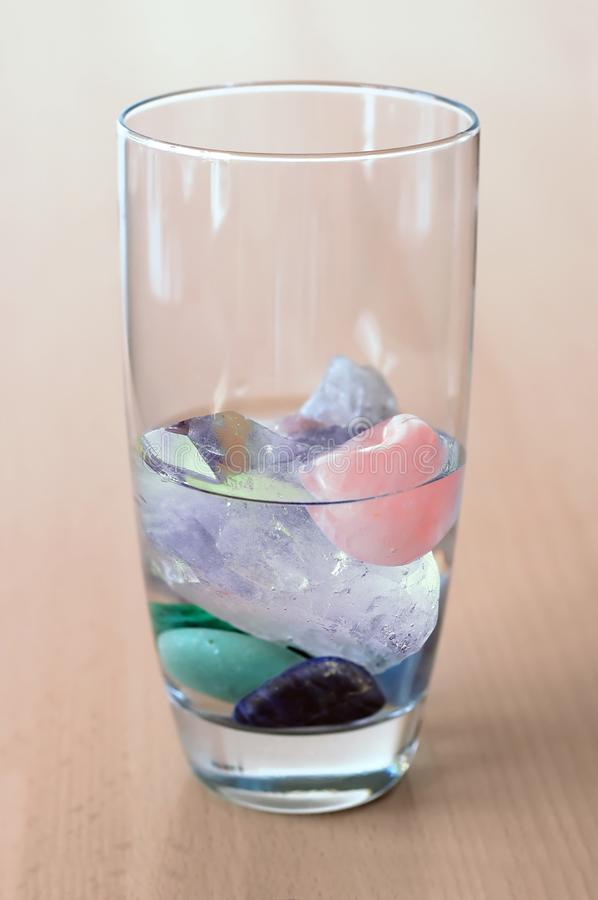 кристаллы-в-стекле-воды-на-деревянном-столе-103035501